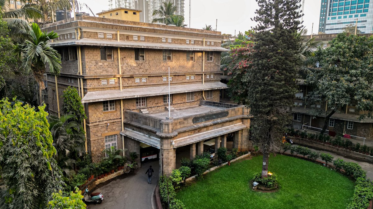 Seth G.S. Medical College, Mumbai — campus exterior