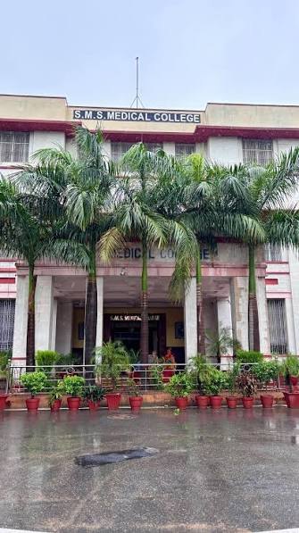 S.M.S. Medical College, Jaipur — campus exterior