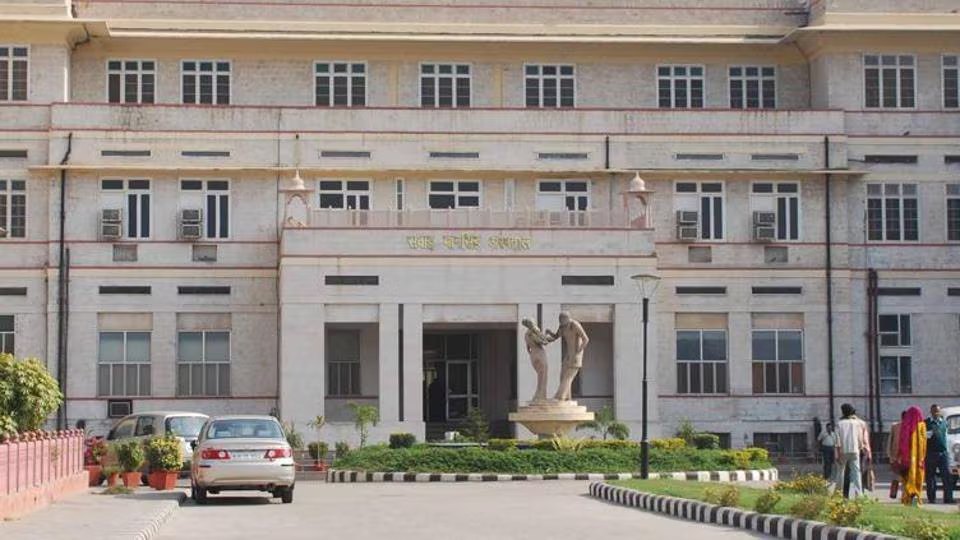 S.M.S. Medical College, Jaipur — campus exterior